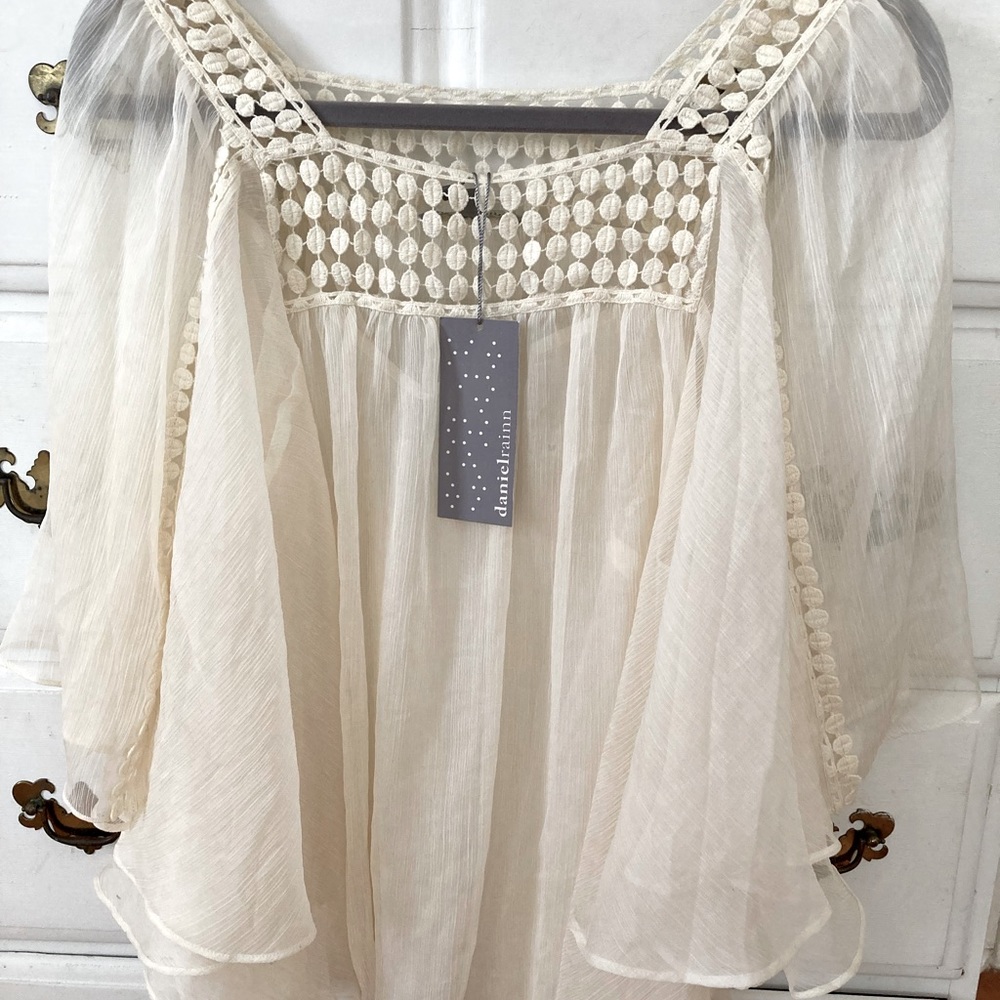 Daniel Rainn boho style women's blouse, curved hem - size Medium.